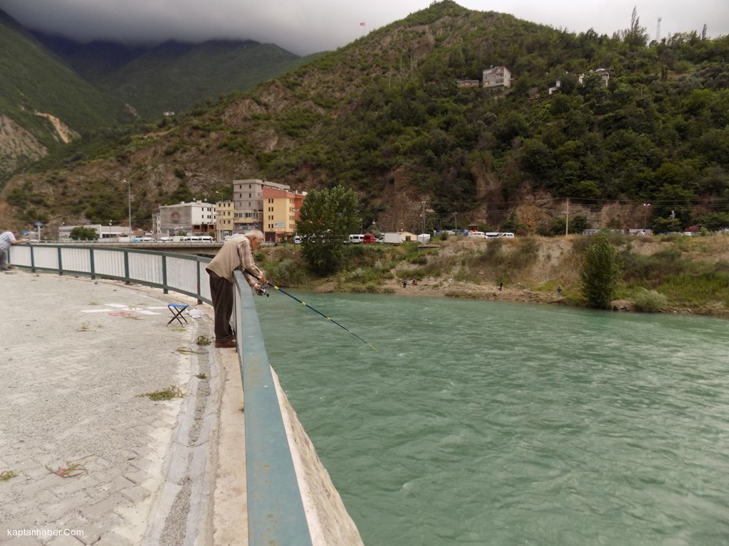 Çoruh Kıyısı Balıkçıların Mekânı Oldu